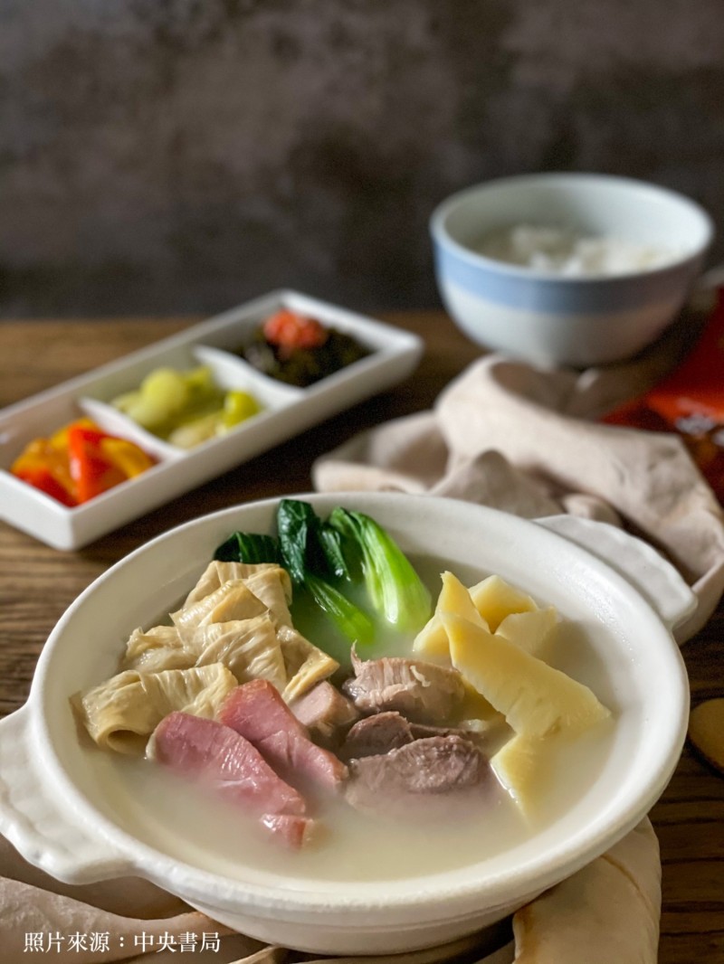 蔡珠兒「醃篤鮮湯飯」，色澤帶暖黃色，味道優雅、淡麗、深長。（中央書局提供）