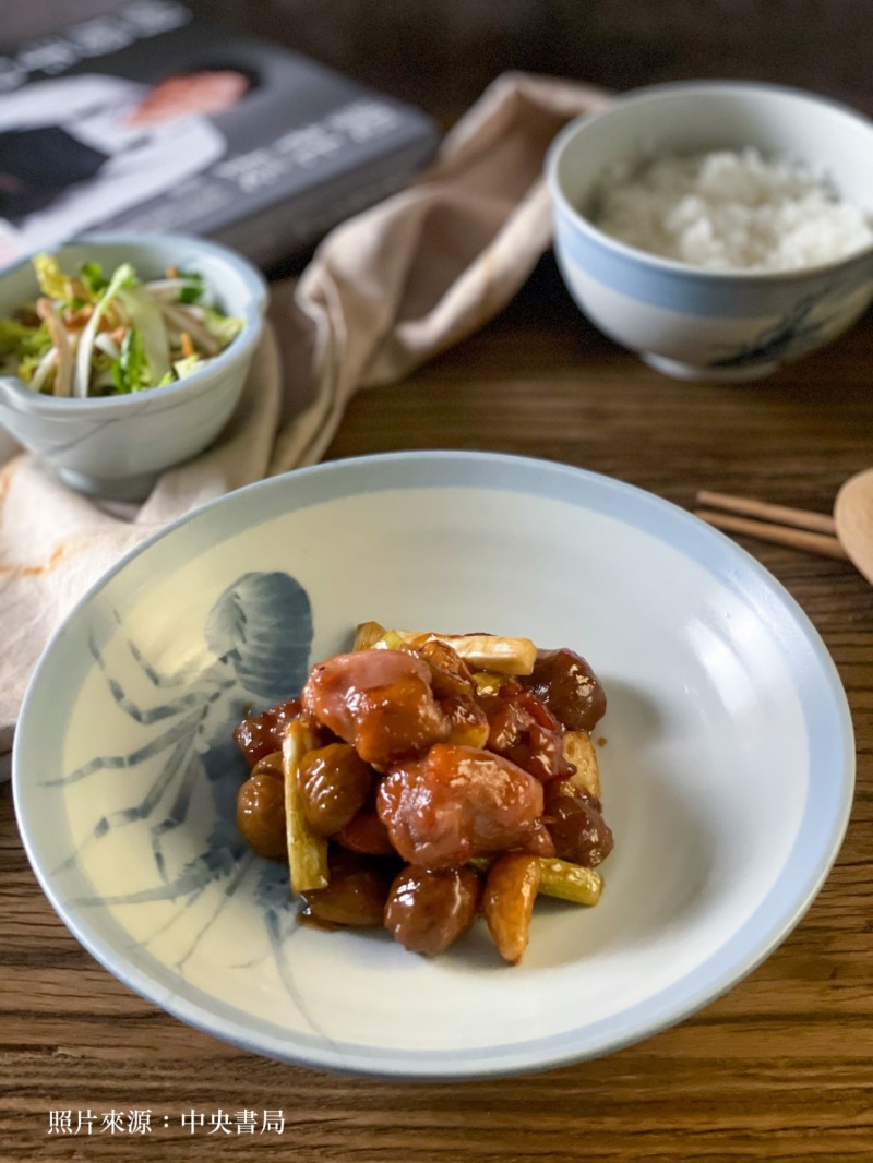 裴偉推出滿溢兒時回憶的「栗子燒雞」。（中央書局提供）