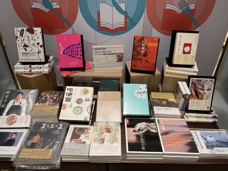 作家們不藏私分享每道菜色所延伸的書單。（記者凃盈如攝）