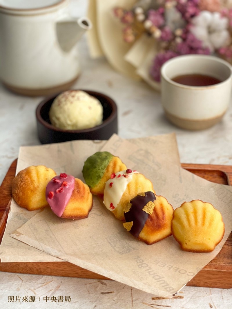 文青歌手陳綺貞，將其平日在家烘焙的瑪德蓮私房配方授權給中央書局，打造一套文學甜點。（中央書局提供）