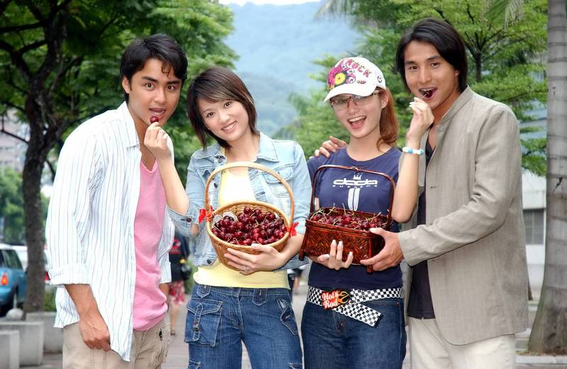 明道（左起）、陳喬恩、趙小僑、王少偉2005年為《王子變青蛙》拍攝的宣傳照。（資料照，三立提供）