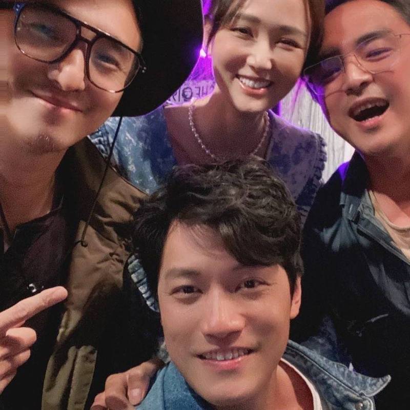 王少偉（後排左起）曬出與陳喬恩、明道、Alan（前）的合照。（翻攝自臉書）