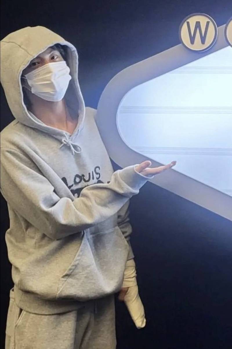 Jin至今手指尚未痊癒，還綁著繃帶。（翻攝自Jin IG）