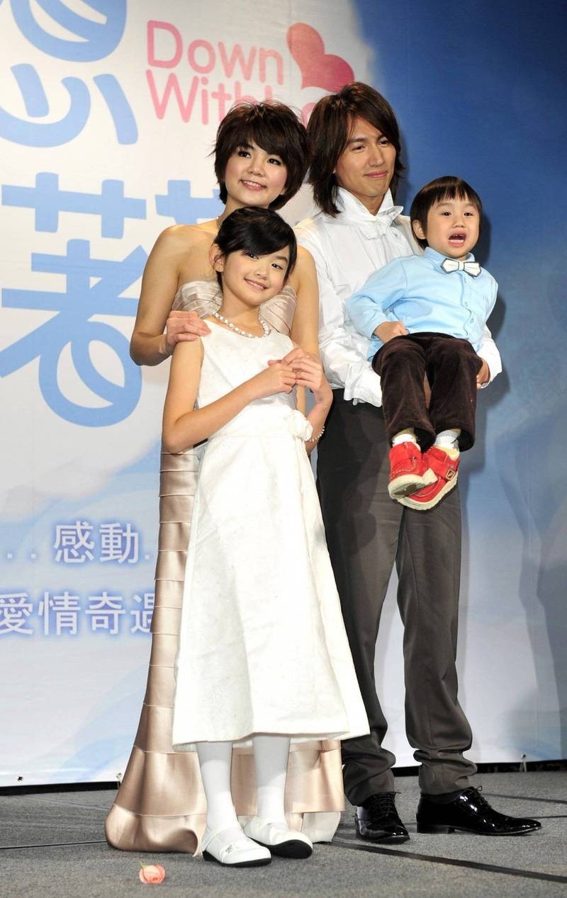 言承旭和Ella在2010年主演《就想賴著妳》，戲中紀欣伶飾演言承旭姪女，當時她才8歲，旁邊是小小彬。（本報資料照）