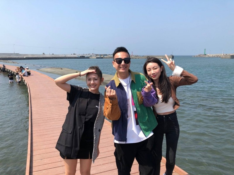 邵岱兒（右起）、小鐘、鮪魚一起為《愛玩客》到高雄出外景。（三立提供）