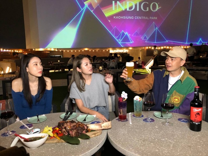 小鐘（右起）、鮪魚、邵岱兒一起為《愛玩客》到高雄出外景。（三立提供）