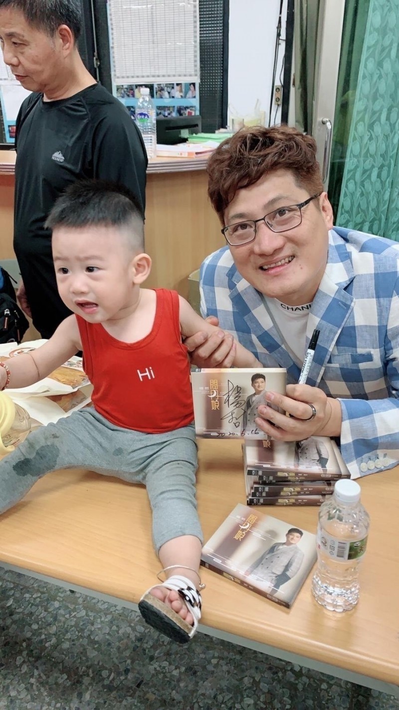 楊哲意外讓大兒子摔傷，感到相當自責。（資料照，豪記提供）