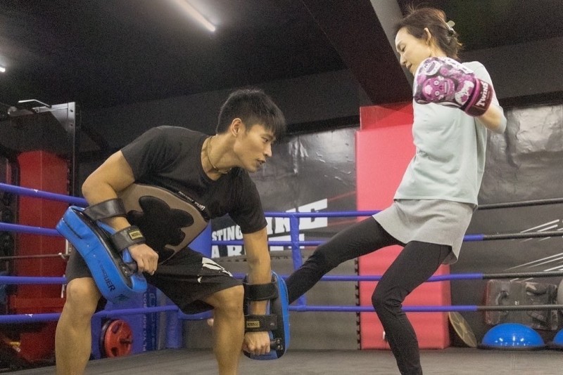 范瑋琪（右）練習拳擊，在社群分享照片。（翻攝臉書）