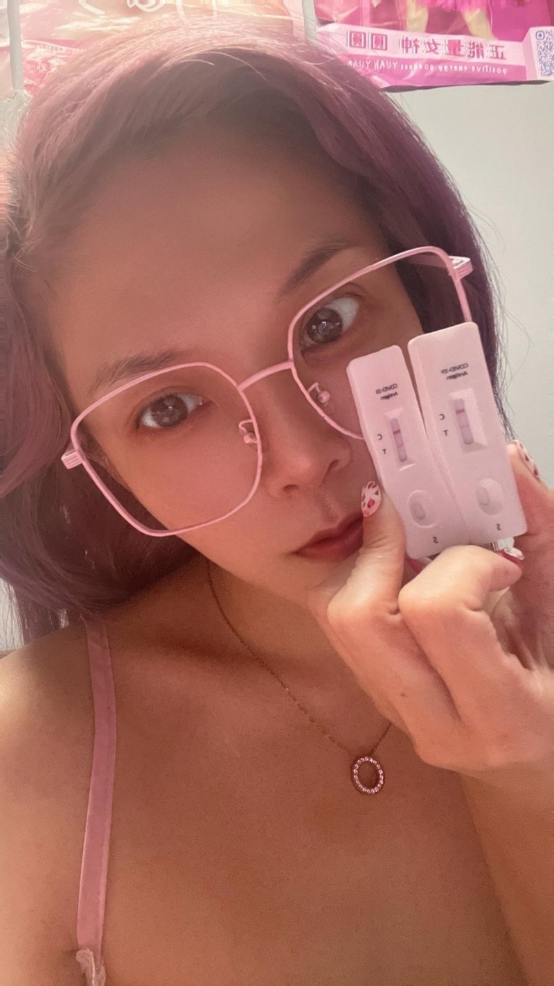 DJ圓圓在家快篩，出現陽性反應。（圓圓提供）