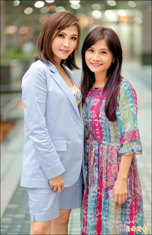 胡如虹和她的藝人朋友楊惠絜。（記者王文麟攝）