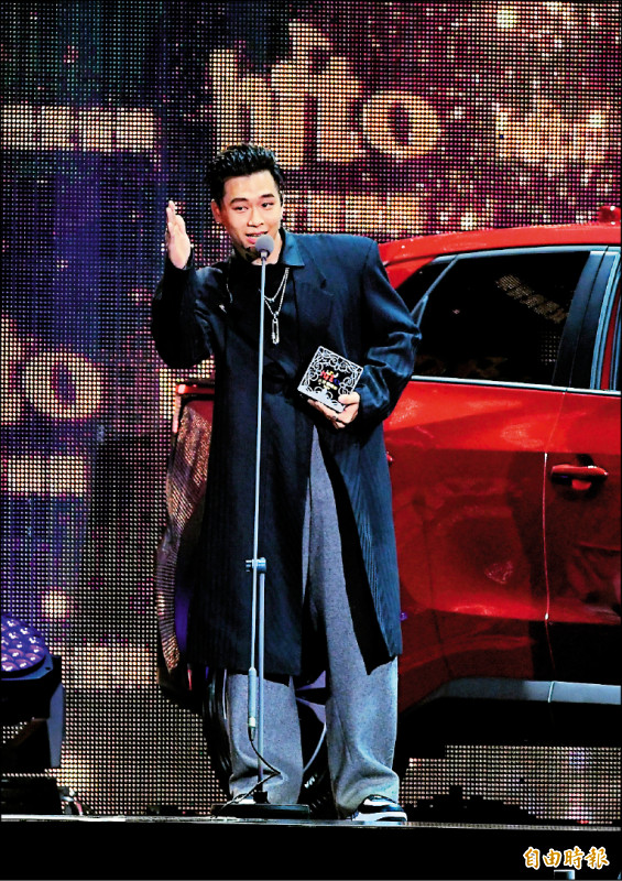 高爾宣現身領獎，受訪大方回應感情事。（記者王文麟攝）