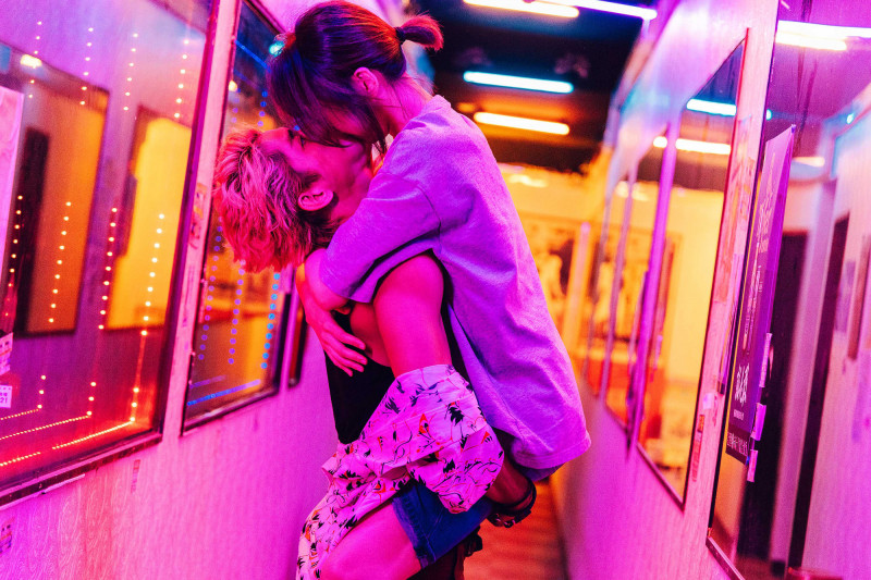 蔡淑臻（右）和朱軒洋在劇中情感糾纏。（公視提供）