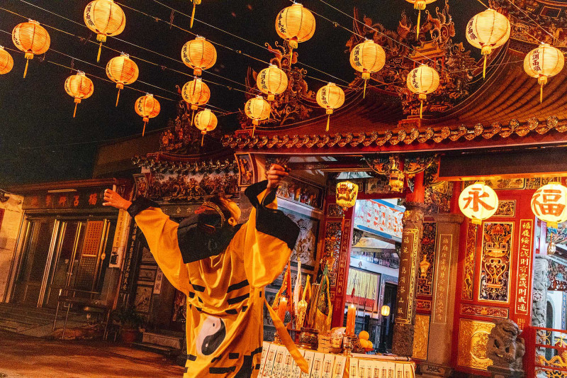 蔡淑臻劇中假扮道士。（公視提供）