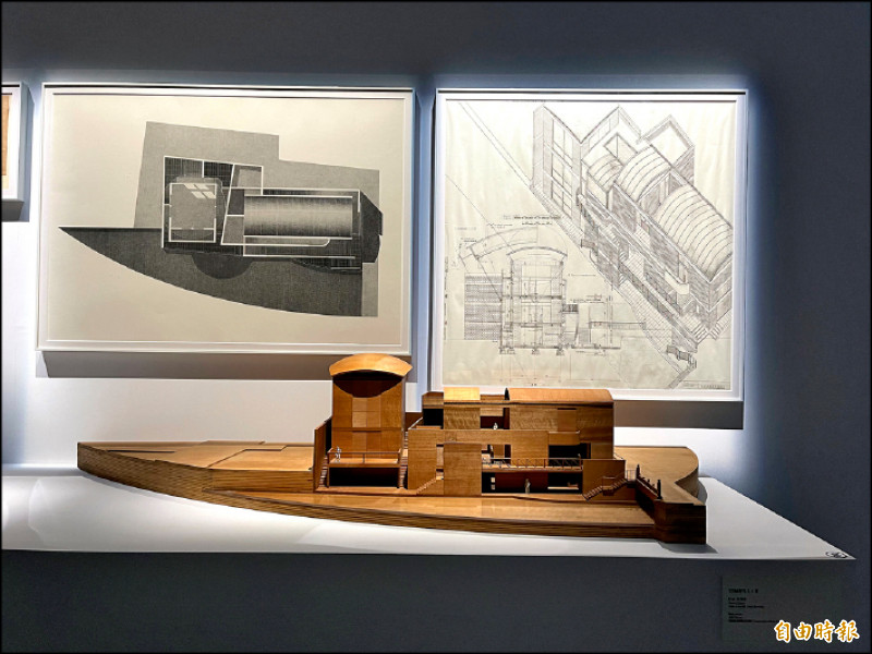 TIME’S I+II手稿與模型。（記者凃盈如攝）