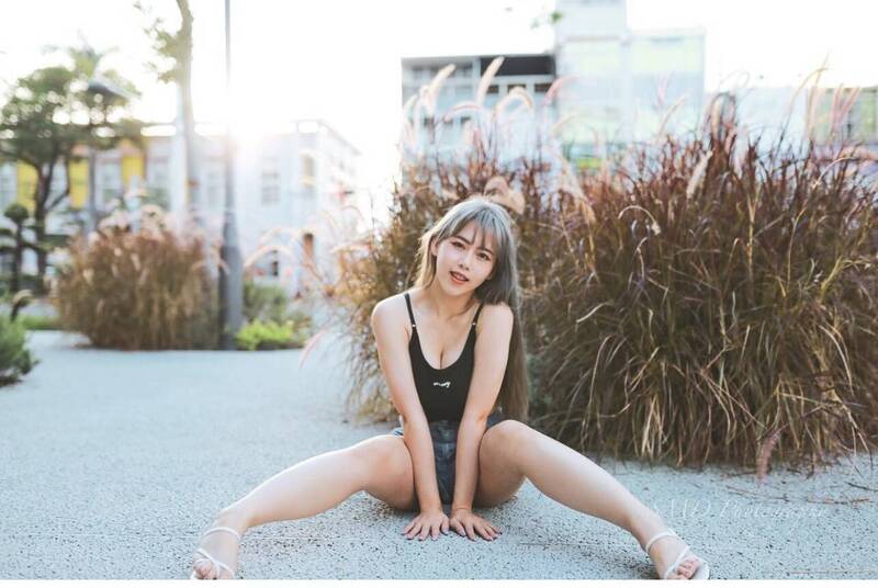 馬尾妹身分被起底，是網路小有名氣英文老師兼網紅倪娜。（翻攝IG）