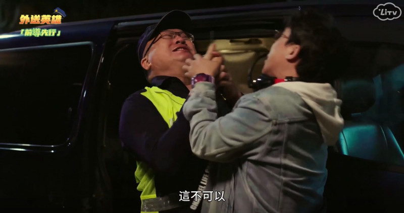 錢俞安（右）在《外送英雄》與明金成互搶發話機，他說拍完後，明金成是真的在喘。（LiTV、樂鑫文化傳媒提供）
