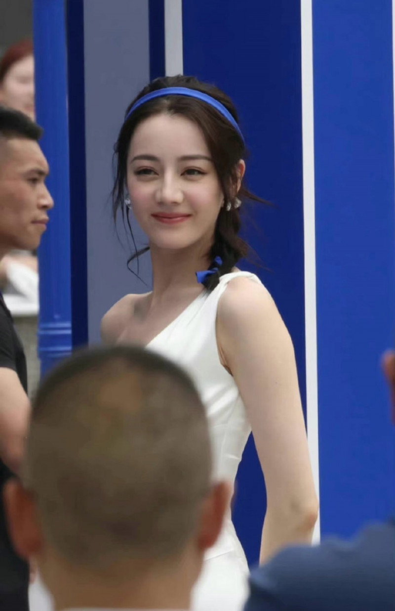 迪麗熱巴被網友拍到出席活動的真實樣貌。（翻攝自微博）