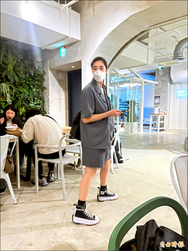 林哲熹模特兒女友Cindy愛相隨現身記者會。（記者李紹綾攝）