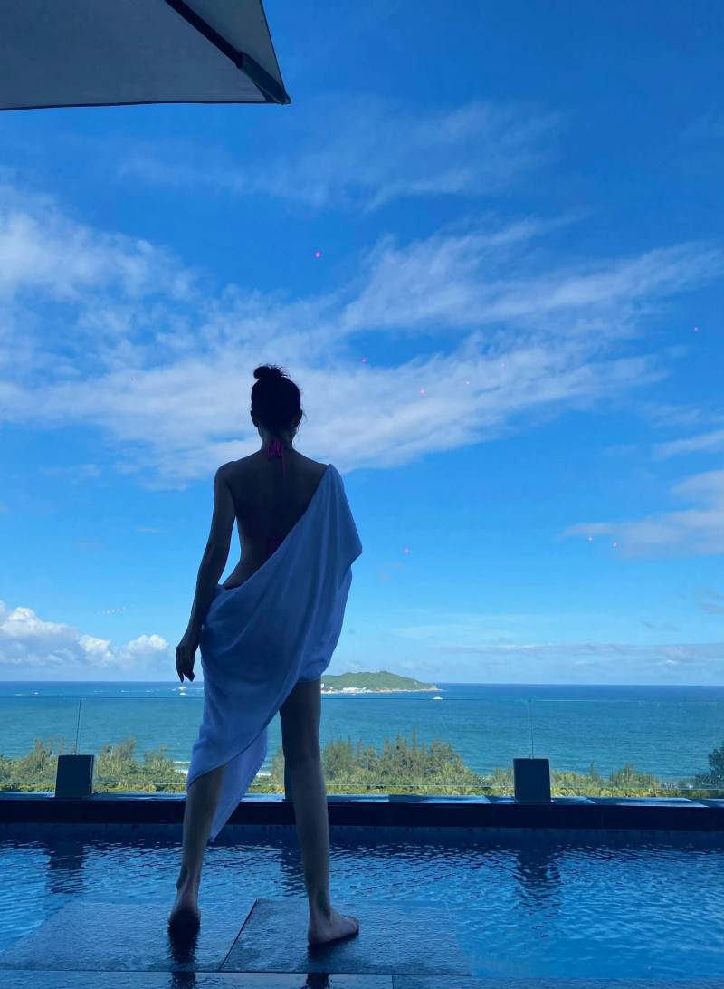 楊繡惠快看！47歲李玟脫了 趴曬辣肉素顏樣貌曝光