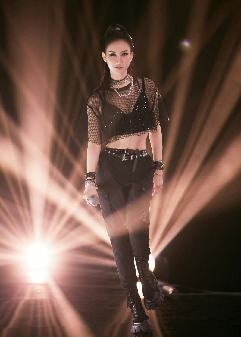 楊繡惠快看！47歲李玟脫了 趴曬辣肉素顏樣貌曝光