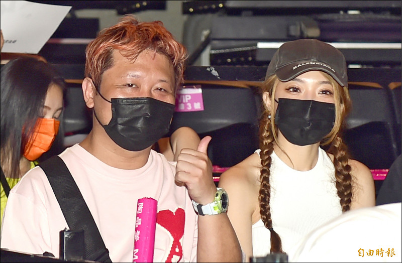 納豆（左）在女友陪同下一起來看陶子演唱會，氣色還不錯。（記者潘少棠攝）