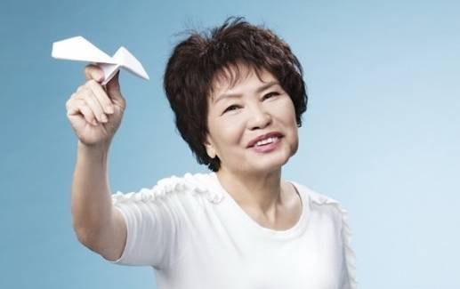 余慕蓮一生未婚、無兒無女，卻用退休金捐建學校，在香港娛樂圈傳為佳話。（香港星島日報）