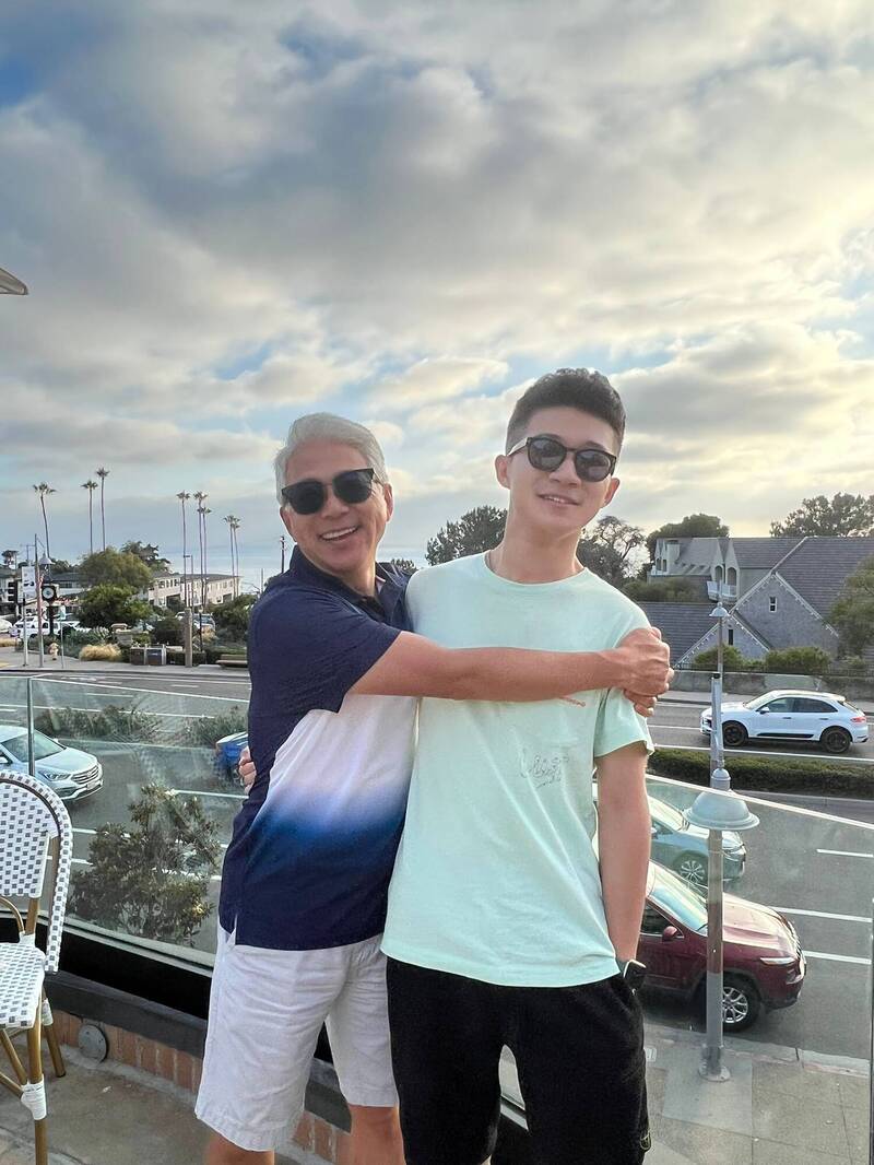 崔佩儀老公Sam（左）在美國負責盯好兒子。（崔佩儀提供）