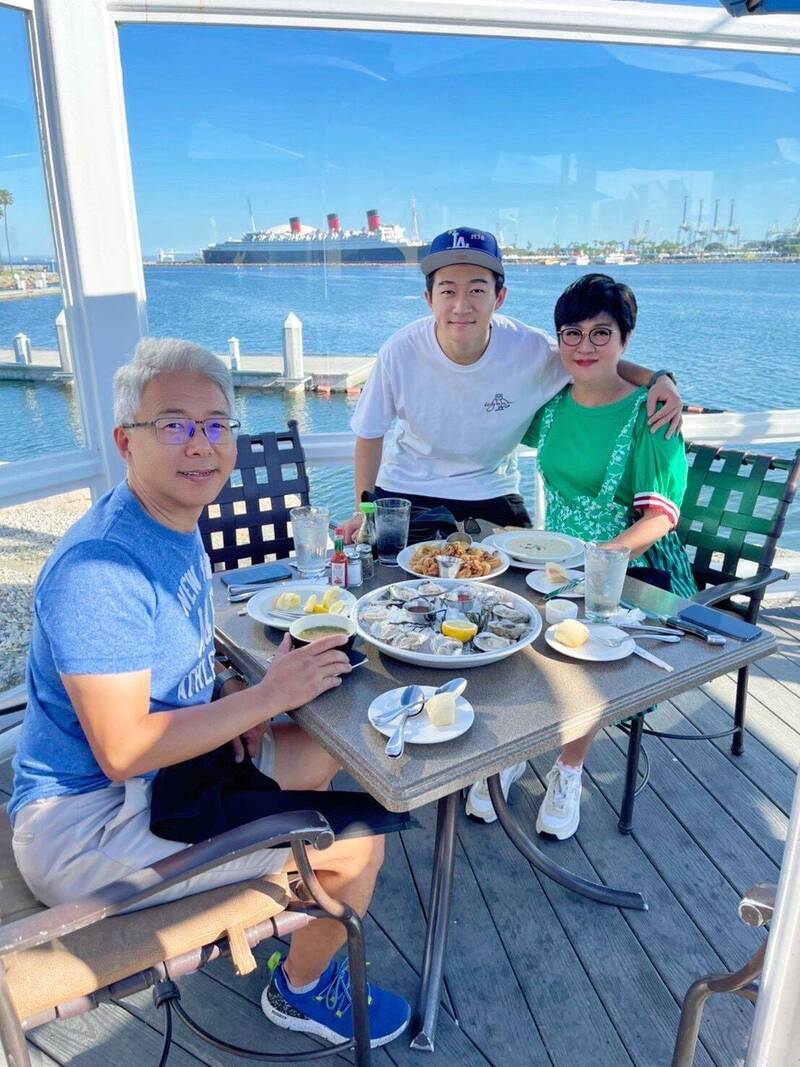 崔佩儀（右）到美國和老公、兒子歡聚一個月。（崔佩儀提供）