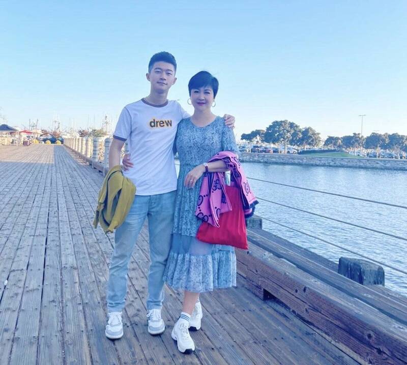 崔佩儀（右）到美國看貝克宇，兒子帶她到處玩。（崔佩儀提供）