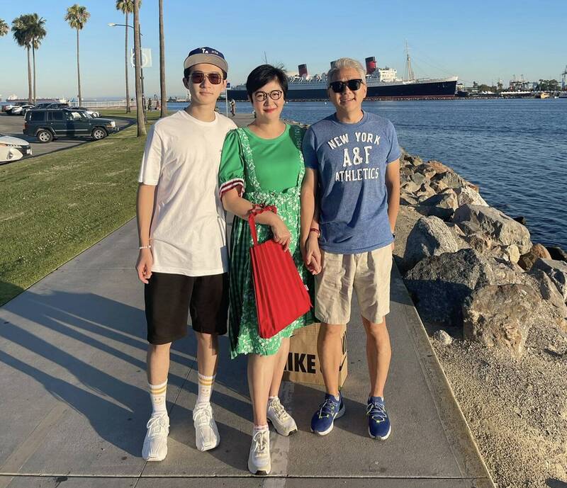 崔佩儀（中）到美國和老公sam、兒子貝克宇團聚一個月。（崔佩儀提供）