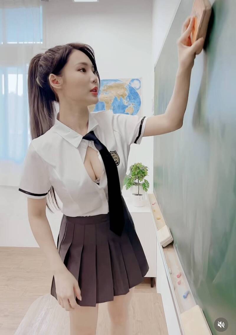 扣子繃開了！正妹值日生擦黑板制服彈出E奶超晃- 自由娛樂