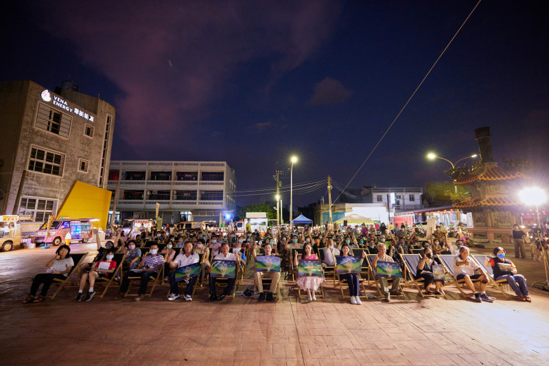 2022年天涯海角電影院雲林口湖場與會貴賓及觀眾合照。（國家影視聽中心提供）