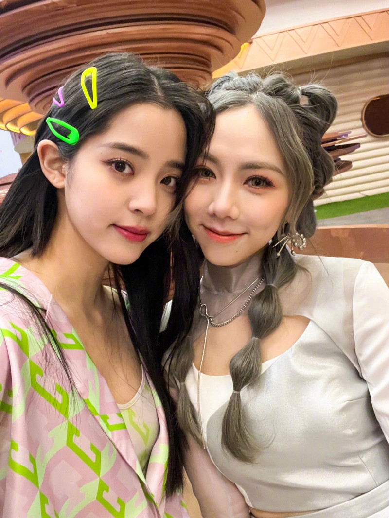 歐陽娜娜（左）幫好友鄧紫棋拍攝MV。（華納提供）