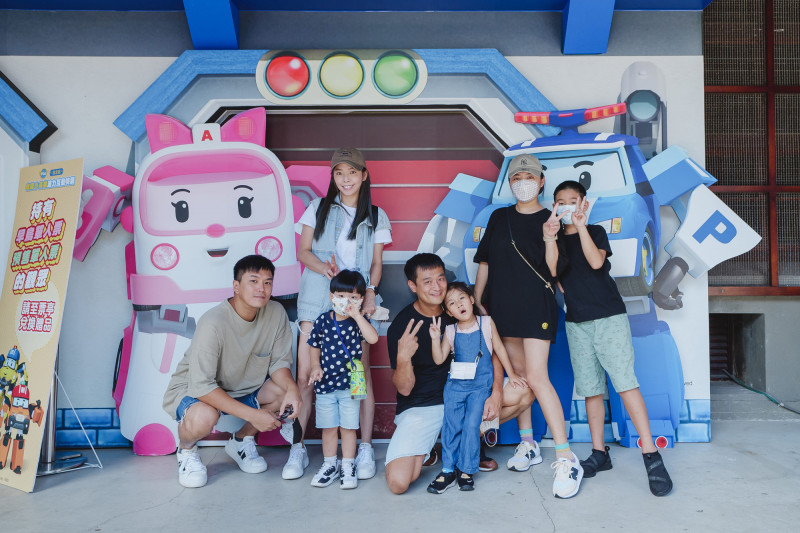 林佑星（右四）、MEI（左二）、阿弟（左一）今帶小孩來看展。（寬宏提供）