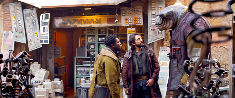 迪耶哥路那（中）在影集《安道爾》挖掘角色不為人知的一面。（迪士尼提供）