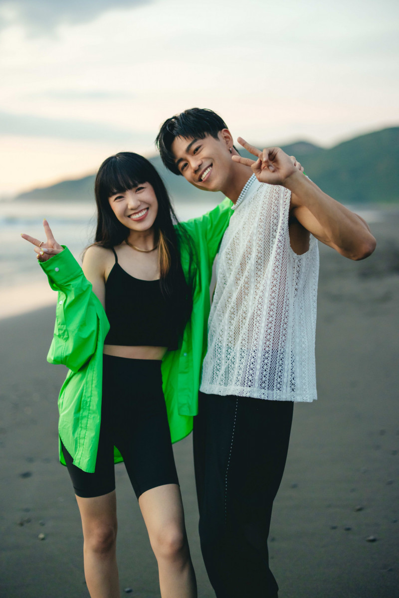 廖柏雅（右）推出新歌，力邀孫盛希合唱。（華納提供）