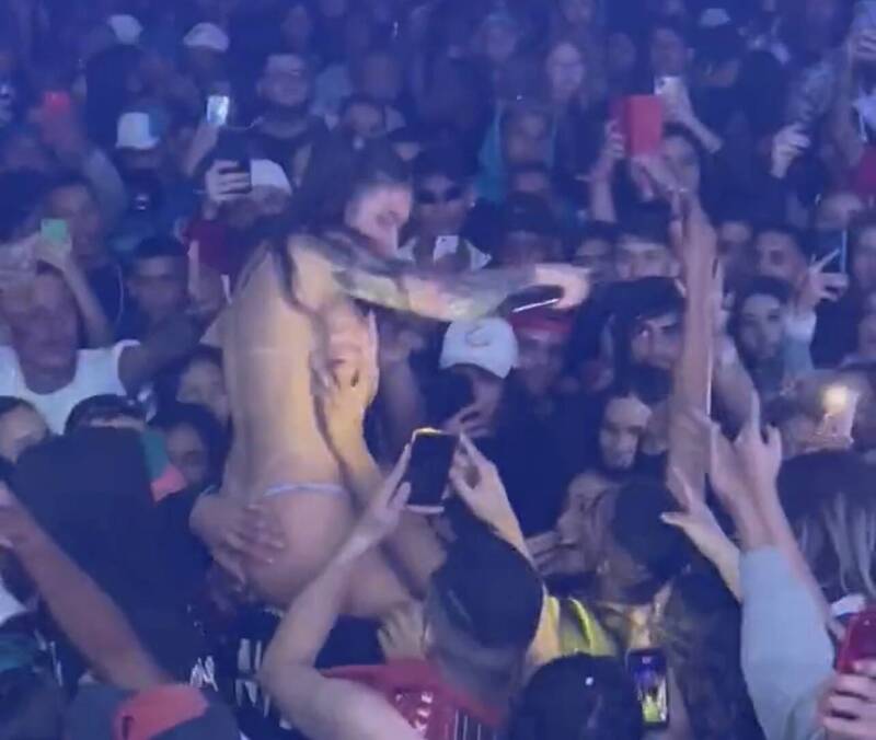 皮波基尼亞用麥克風K亂摸她的觀眾。（翻攝自Twitter）