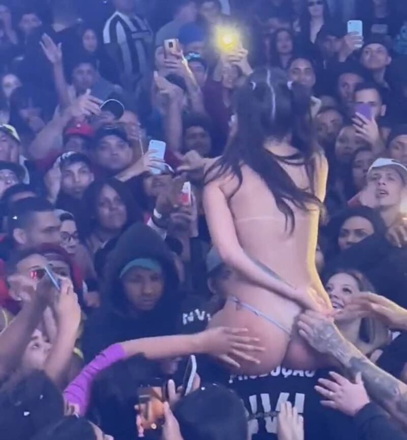 皮波基尼亞的丁字褲一邊被扯下。（翻攝自Twitter）