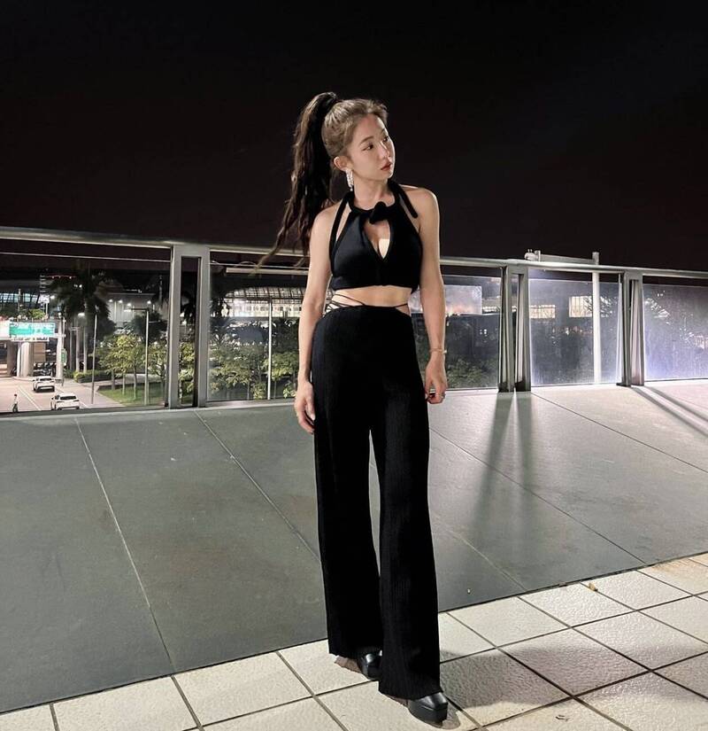 郭書瑤曬美照，胸前挖洞炸出E級雪乳。（翻攝自IG）