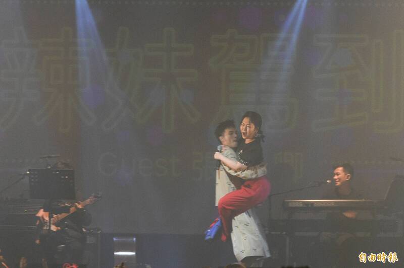 張秀卿（右）嗨到跳到黃偉晉身上。（資料照，記者陳逸寬攝）