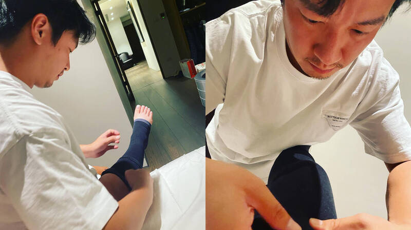 張齡予老公幫忙她穿上壓力襪。(翻攝自FB)