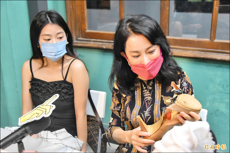 邱于庭現身看展，發生高跟鞋壞掉悲劇，跟女兒Elisa（左）交換鞋子穿。（記者胡舜翔攝）
