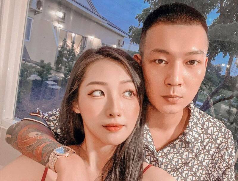 鳳梨（右）與女友「歐菈」不時會曬出照片放閃。（翻攝自IG dj__ola）