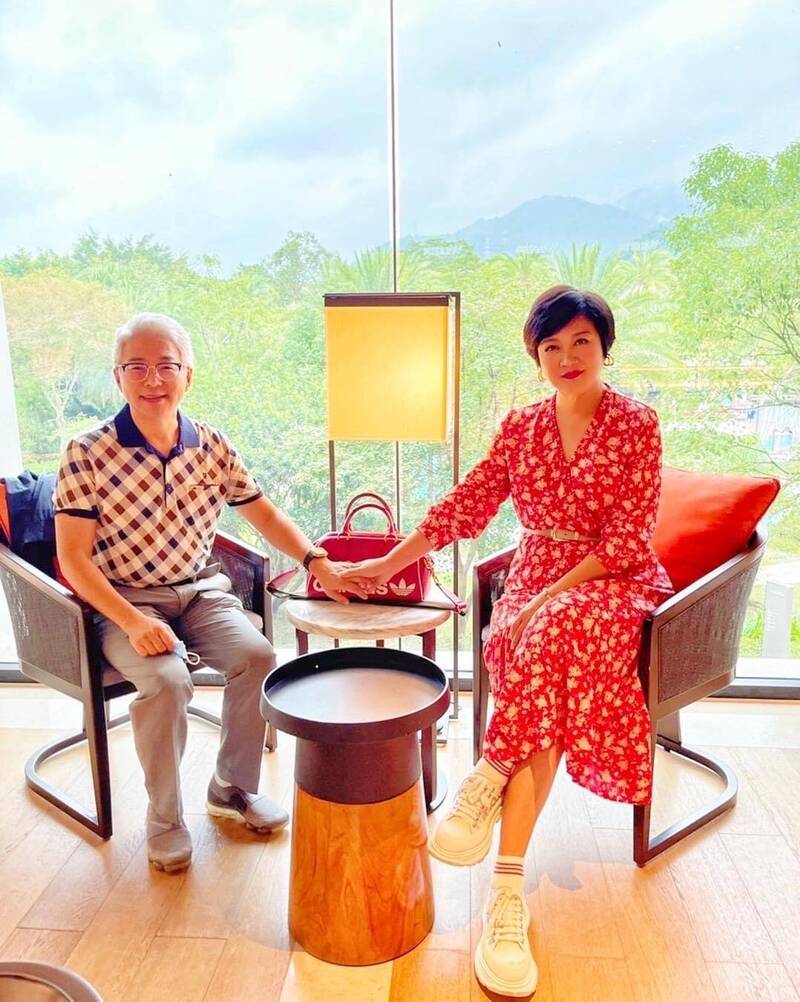 崔佩儀和老公度假。（翻攝臉書）