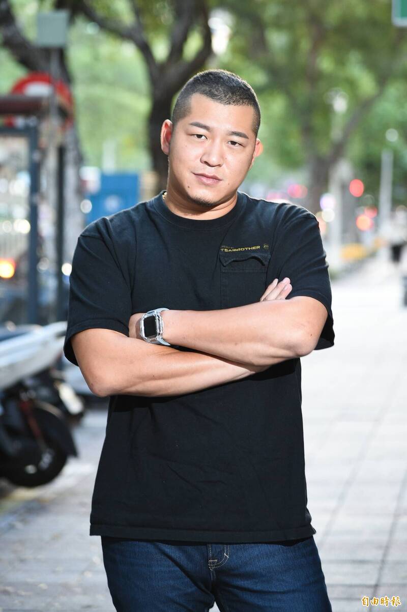 （專訪）草爺拍戲蠟燭三頭燒 認最痛苦是「這事」：很躁鬱 - 自由娛樂
