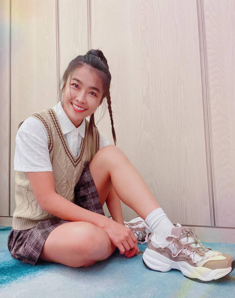 小嫻換上學院風制服。（翻攝自臉書）