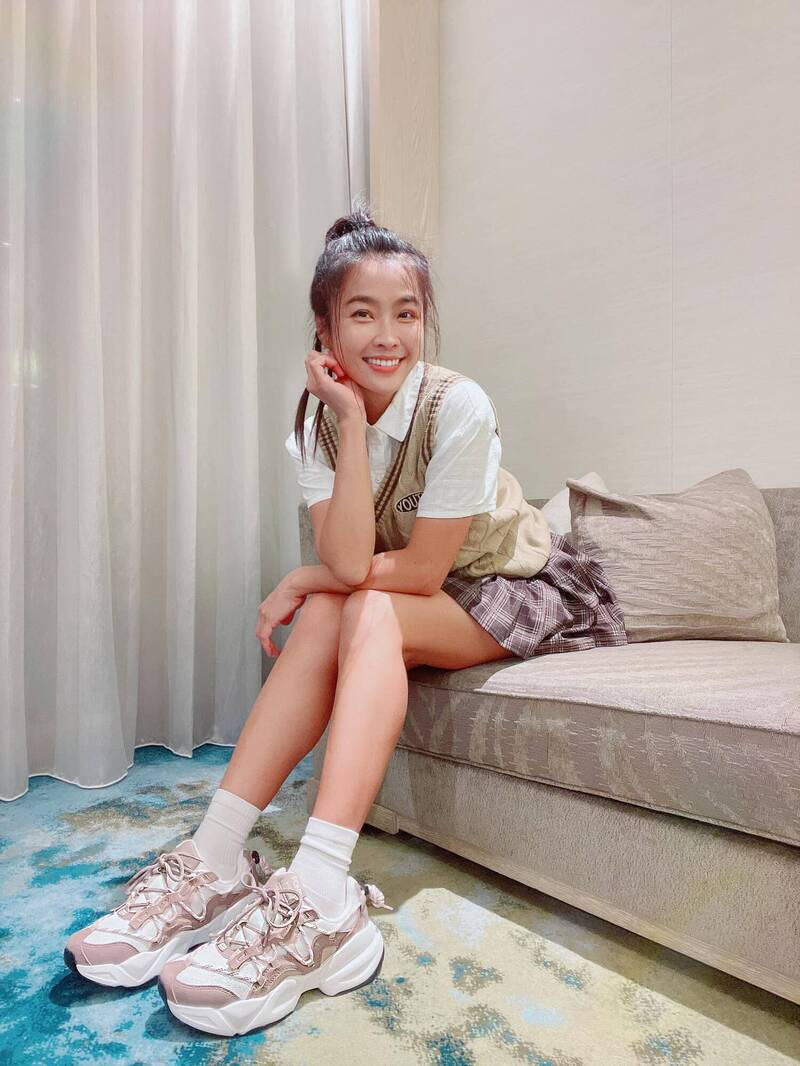 小嫻秀美腿。（翻攝自臉書）