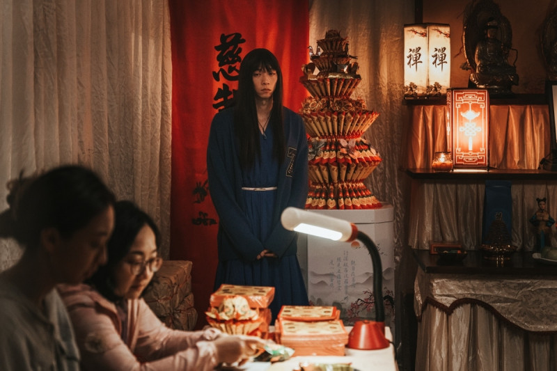 王可元「消肌肉除毛」 跨性別女裝扮相曝光 - 自由娛樂