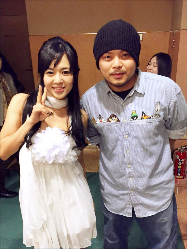 黃明志（右）十年前與蒼井空合照。（翻攝自臉書）