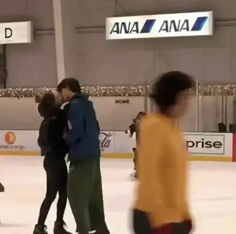谷愛凌被網友拍到在滑冰場和一洋男接吻。（翻攝微博）